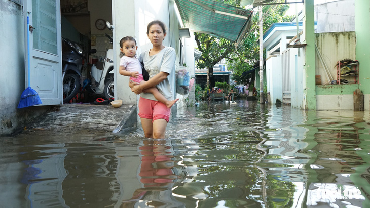Sau mưa bão 2 ngày, dân vùng ven Sài Gòn vẫn bì bõm trong nước - Ảnh 10.