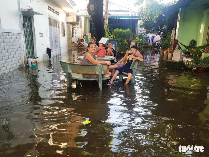 Sau mưa bão 2 ngày, dân vùng ven Sài Gòn vẫn bì bõm trong nước - Ảnh 9.