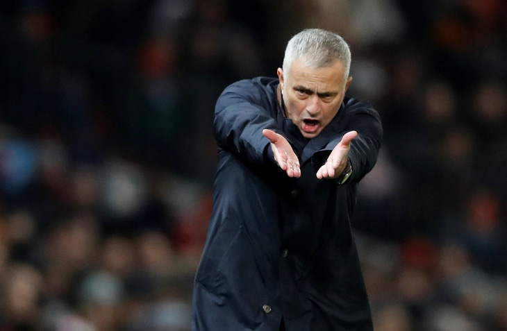 HLV Mourinho ‘nổ’, cổ động viên ngán ngẩm - Ảnh 1.