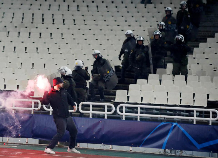 Bạo loạn đẫm máu trên khán đài Athens Olympic - Ảnh 2.