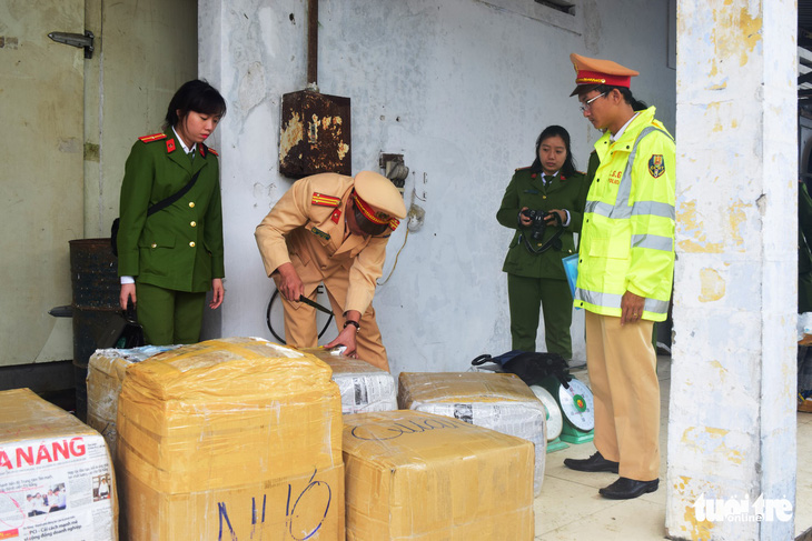 Bắt giữ xe khách Lào chở 2,5 tấn nội tạng không rõ nguồn gốc - Ảnh 1.