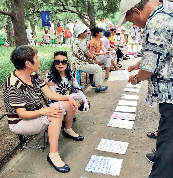 Cha mẹ Trung Quốc ‘giải ế’ cho con cái ở chợ hôn nhân  - Ảnh 2.