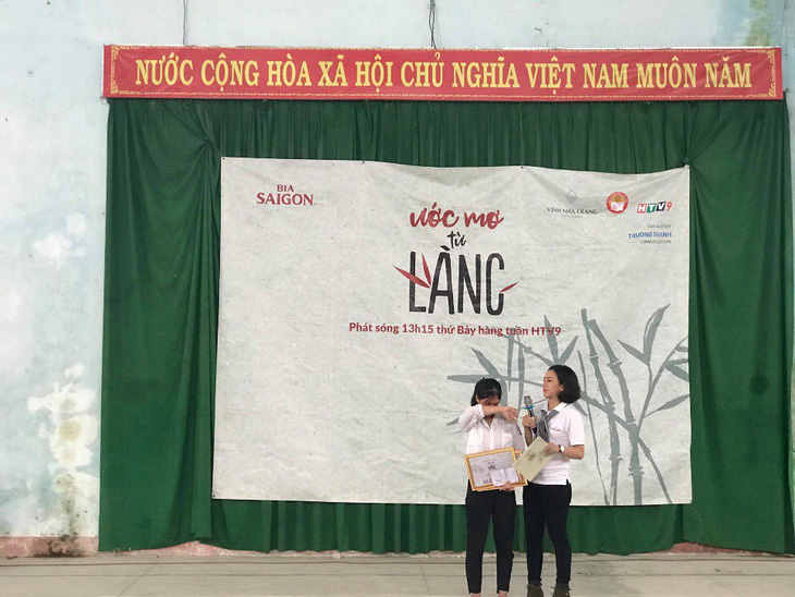 Học bổng của Bia Saigon đến với các em học sinh nghèo miền Trung - Ảnh 2.