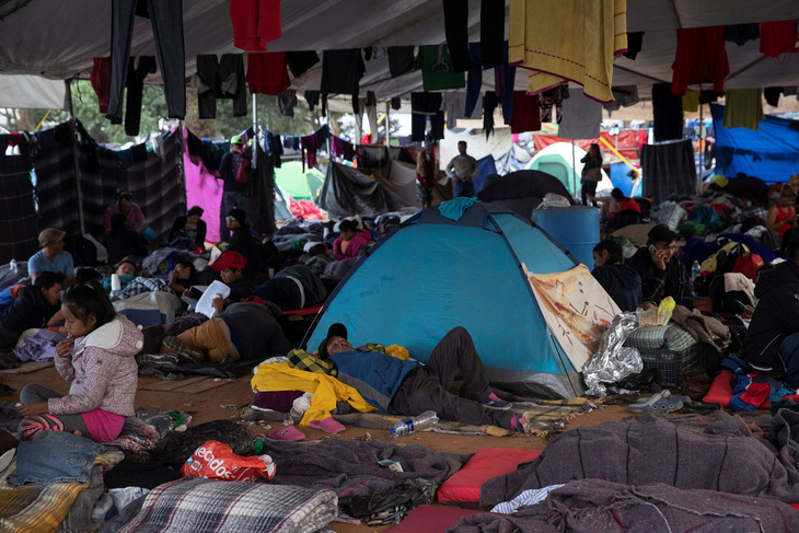 Cảnh khốn cùng của dân tị nạn bị kẹt ở biên giới Mỹ - Ảnh 1.