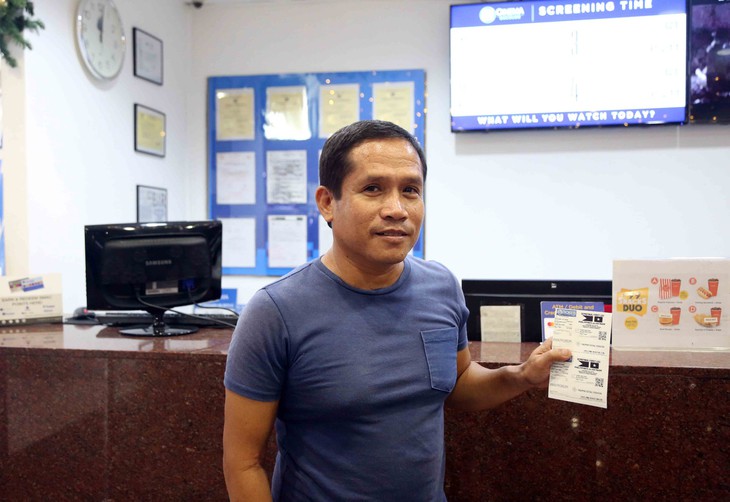 Mua vé ở rạp chiếu phim, CĐV Philippines tự tin đội nhà sẽ thắng VN - Ảnh 2.