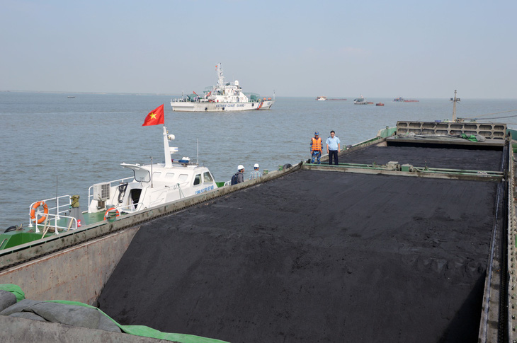 Cảnh sát biển tạm giữ tàu chở hơn 2.000 tấn than - Ảnh 1.