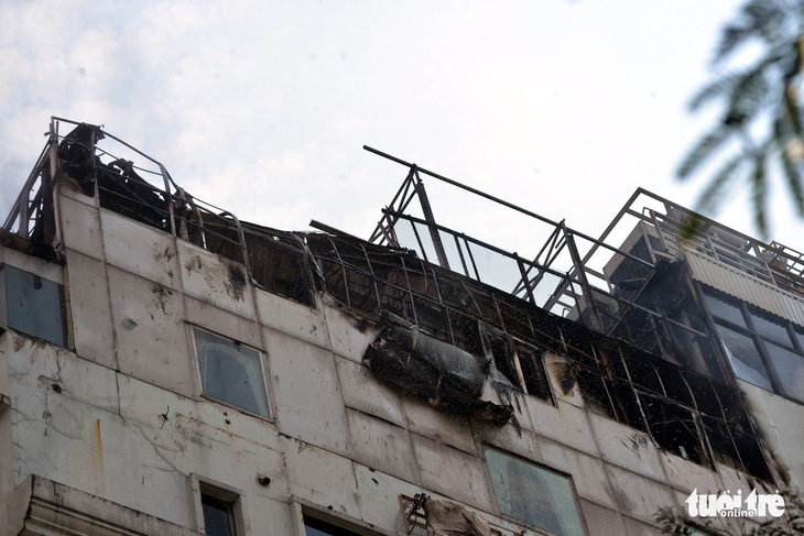 Khách sạn trung tâm Sài Gòn bốc cháy, khách Tây tháo chạy - Ảnh 3.