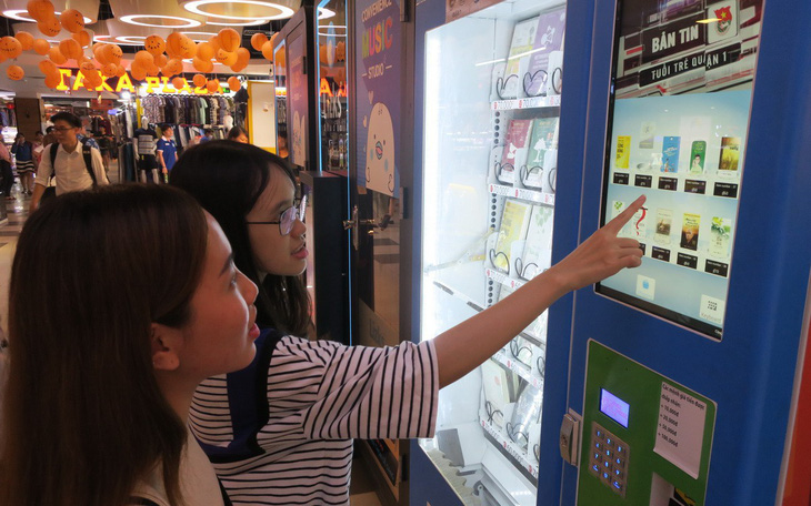 Ra mắt máy bán sách tự động đầu tiên tại Việt Nam
