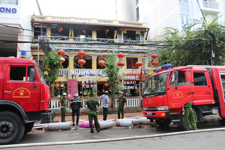 Cháy nhà hàng ở khu phố Tây Nha Trang - Ảnh 1.