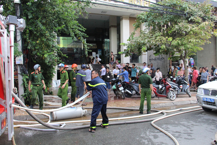 Cháy nhà hàng ở khu phố Tây Nha Trang - Ảnh 4.