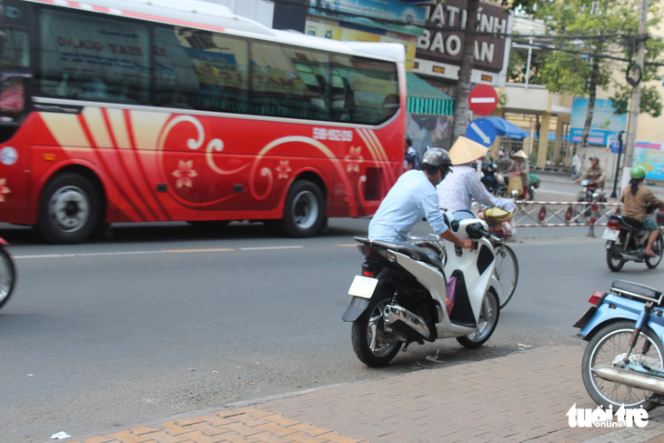 Hàng loạt xe tay ga không nổ máy nghi nhiễu sóng camera - Ảnh 1.