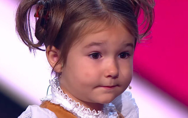 Cô bé 6 tuổi nói 8 ngôn ngữ khiến cả nước Nga xôn xao