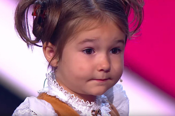 Cô bé 6 tuổi nói 8 ngôn ngữ khiến cả nước Nga xôn xao - Ảnh 2.