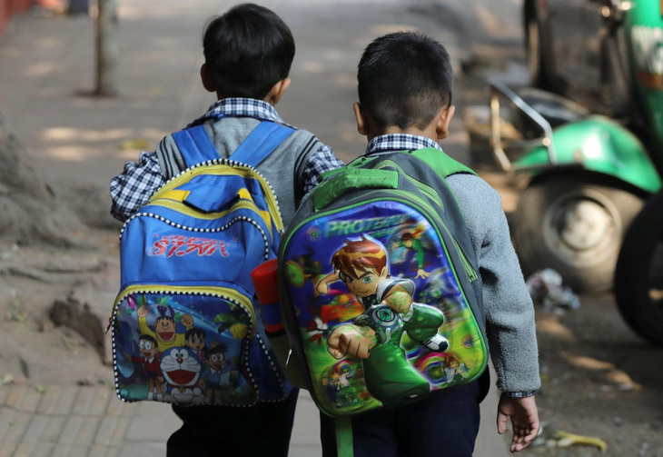 Ấn Độ nỗ lực giảm gánh nặng sách vở cho học sinh - Ảnh 1.