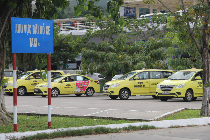 Taxi tại sân bay Đà Nẵng bỏ chuyến để phản đối Grab - Ảnh 2.