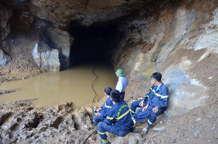 Nỗ lực cứu 2 người đào vàng bị nước cuốn vào hang - Ảnh 2.