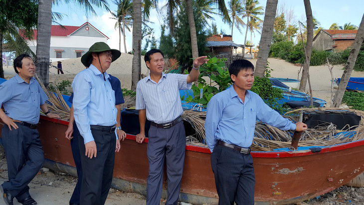Lãnh đạo Phú Yên kiểm tra hiện trường vụ dân leo tường ra biển - Ảnh 1.