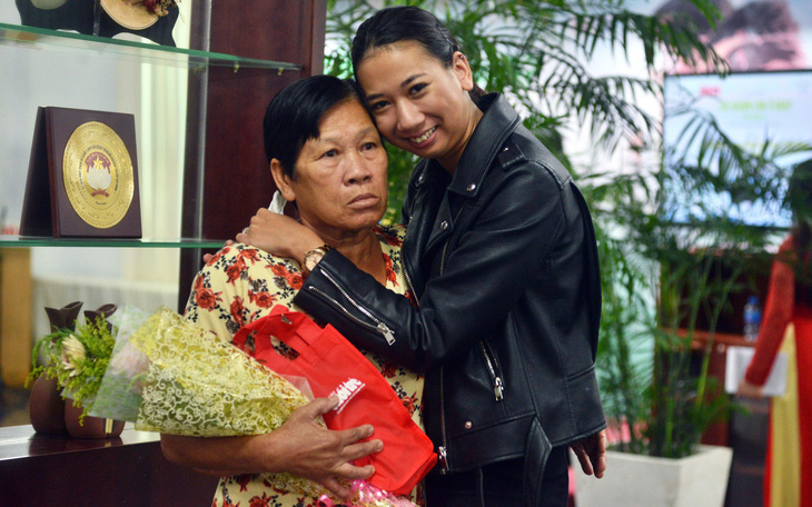 Con nuôi gốc Việt bật khóc khi gặp mẹ ruột