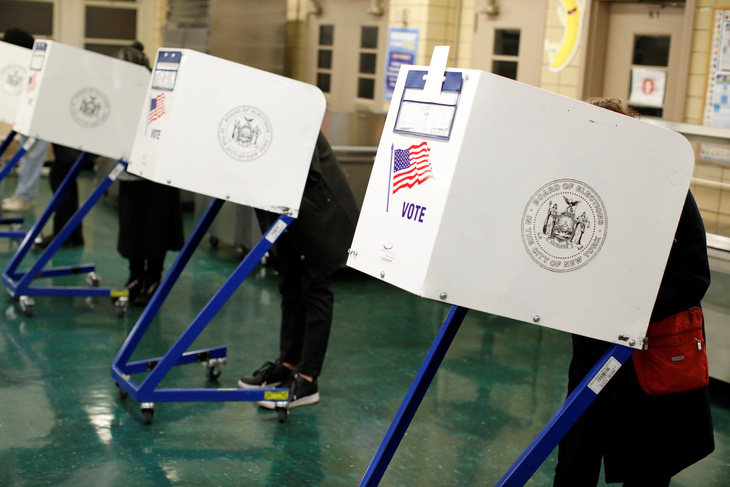 Cử tri Mỹ bắt đầu đi bỏ phiếu bầu cử giữa kỳ - Ảnh 1.