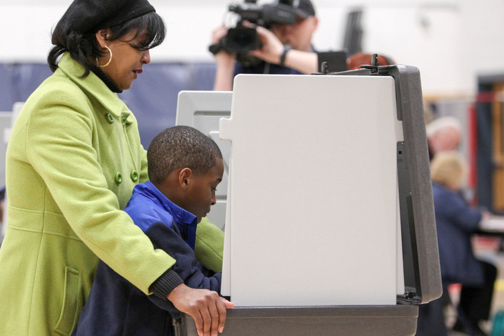 Cử tri Mỹ bắt đầu đi bỏ phiếu bầu cử giữa kỳ - Ảnh 2.