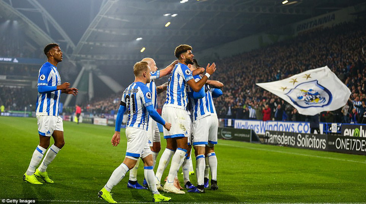 Fulham tặng Huddersfield trận thắng đầu tiên trong mùa - Ảnh 1.