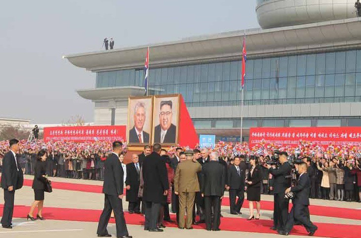Chân dung lãnh đạo Kim Jong Un trưng lớn dịp đón Cuba - Ảnh 2.