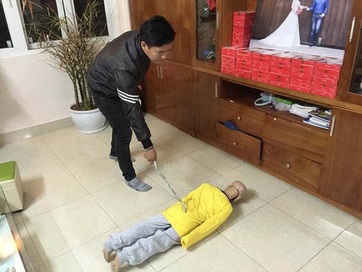 Cha ruột bạo hành con trai dã man ở Hà Nội rút kháng cáo - Ảnh 2.