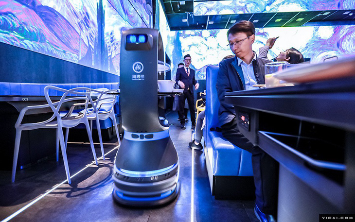 Nhà hàng lẩu đầu tiên sử dụng nhân viên phục vụ bằng robot