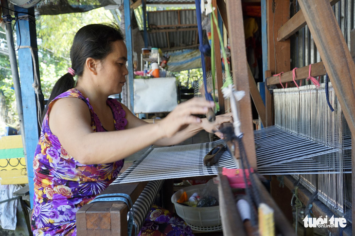 Nhộn nhịp làng dệt choàng trăm tuổi ở miền Tây - Ảnh 11.