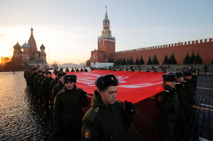 Nga tái hiện cuộc duyệt binh lịch sử trên Quảng trường Đỏ - Ảnh 4.