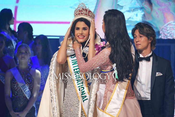 Thùy Tiên trượt top 15, Venezuela đăng quang Miss International 2018 - Ảnh 1.