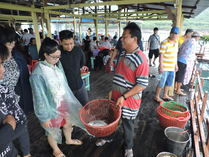 Kiến nghị vịnh Nha Trang ngưng dịch vụ nhà hàng nổi - Ảnh 2.