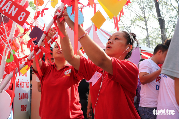 Mỗi năm có khoảng 3.500 người Việt chết vì HIV/AIDS - Ảnh 2.