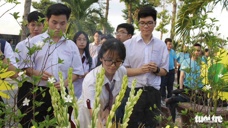 Hãy yêu nhau đi vang lên bên phần mộ Lê Thanh Thúy - Ảnh 3.