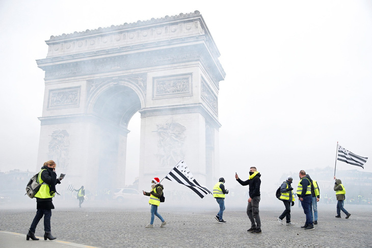 Paris lại mịt mù khói lửa như chiến địa - Ảnh 1.