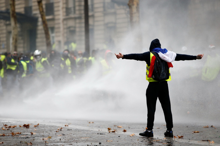 Paris lại mịt mù khói lửa như chiến địa - Ảnh 7.