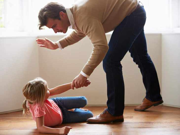 Pháp thông qua luật cấm cha mẹ dạy con bằng ‘đét đít’ - Ảnh 1.