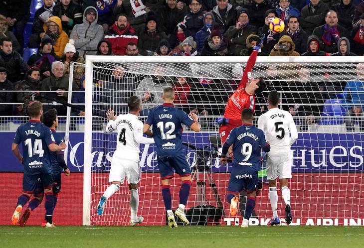 Gareth Bale lập siêu phẩm, Real Madrid thắng chật vật đội cuối bảng Huesca - Ảnh 2.