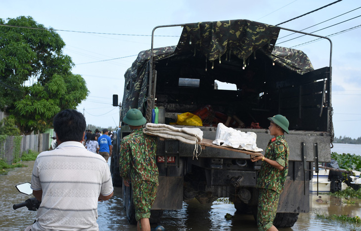 Bình Định sơ tán khẩn cấp hơn 150 hộ dân vì lo vỡ đê - Ảnh 4.