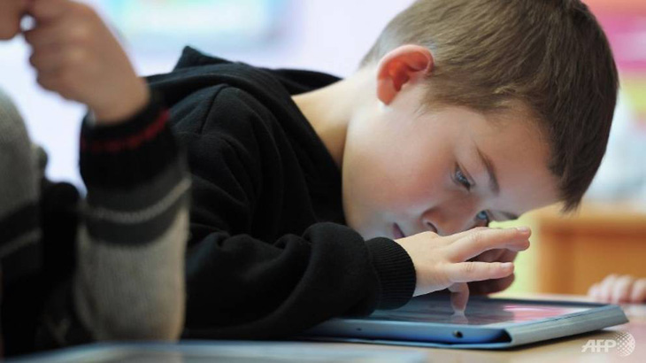 Nhìn màn hình thiết bị điện tử nhiều ảnh hưởng đến não trẻ - Ảnh 1.