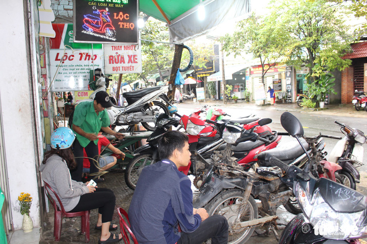 Ấm lòng chuyện sửa xe ngập nước miễn phí ở Đà Nẵng - Ảnh 2.