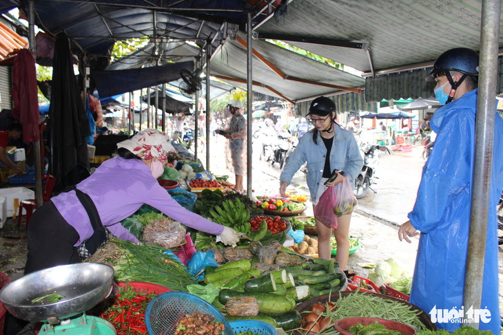 Sau mưa lũ, rau xanh Đà Nẵng tăng giá chóng mặt - Ảnh 1.