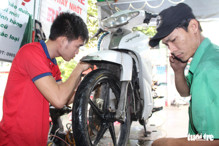 Ấm lòng chuyện sửa xe ngập nước miễn phí ở Đà Nẵng - Ảnh 3.