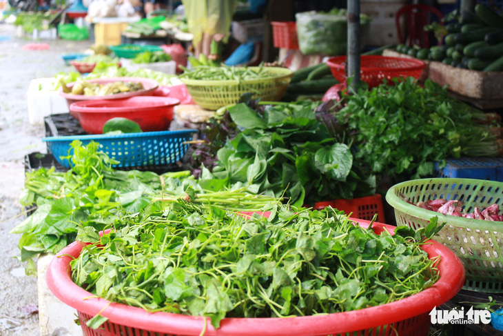 Sau mưa lũ, rau xanh Đà Nẵng tăng giá chóng mặt - Ảnh 3.