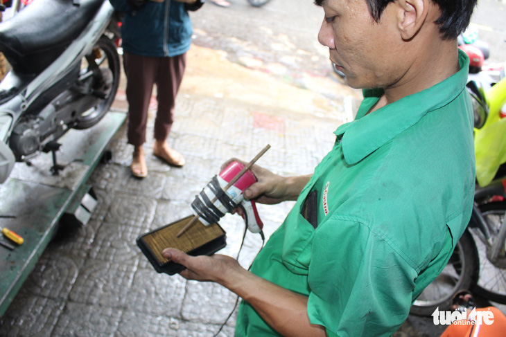 Ấm lòng chuyện sửa xe ngập nước miễn phí ở Đà Nẵng - Ảnh 7.