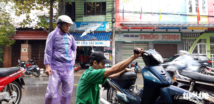 Ấm lòng chuyện sửa xe ngập nước miễn phí ở Đà Nẵng - Ảnh 8.