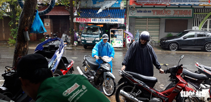 Ấm lòng chuyện sửa xe ngập nước miễn phí ở Đà Nẵng - Ảnh 9.