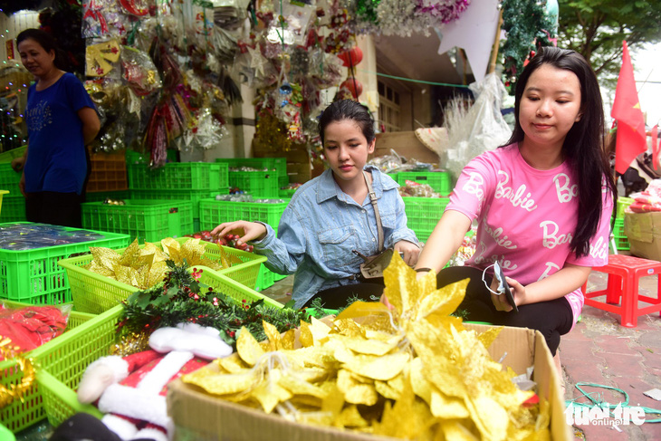 Người Sài Gòn tất bật mua sắm trang hoàng dịp Noel - Ảnh 1.