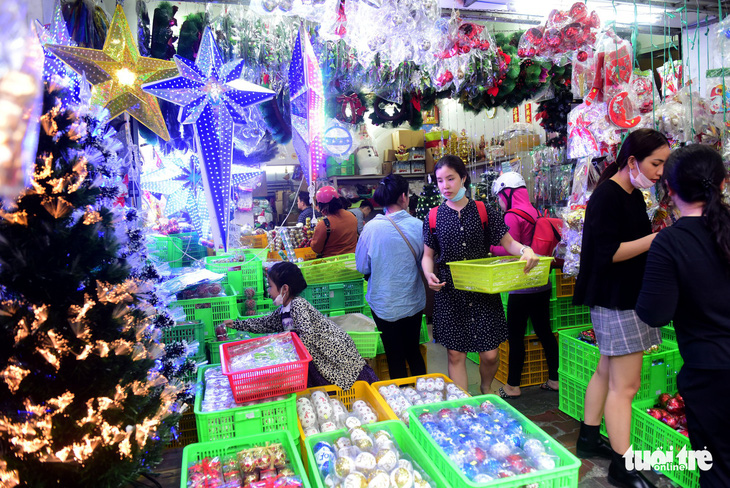 Người Sài Gòn tất bật mua sắm trang hoàng dịp Noel - Ảnh 6.