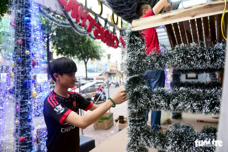 Người Sài Gòn tất bật mua sắm trang hoàng dịp Noel - Ảnh 7.